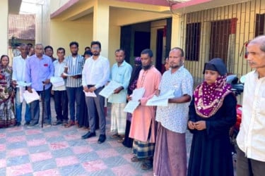 কুলাউড়ায় ৯ পরিবার পেল খাস জমি