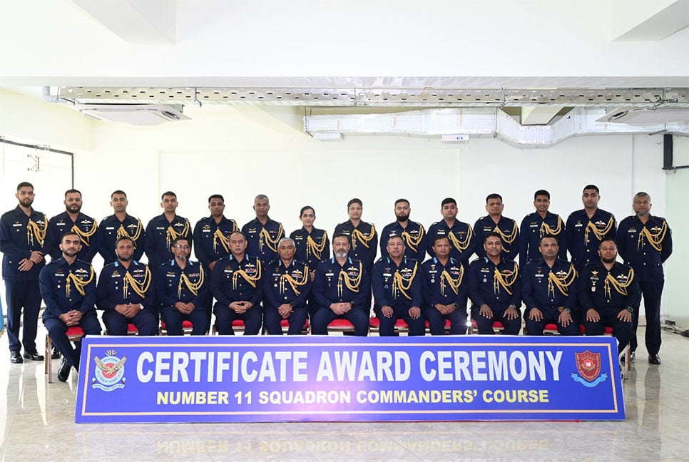 বিমান বাহিনীর ১১তম স্কোয়াড্রন কমান্ডার্স কোর্সের সনদপত্র বিতরণ