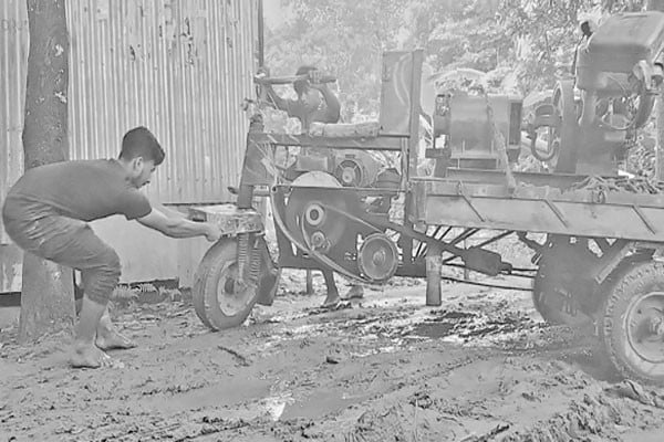 ‘প্রবাসীদের গ্রাম’ রাস্তার একি হাল