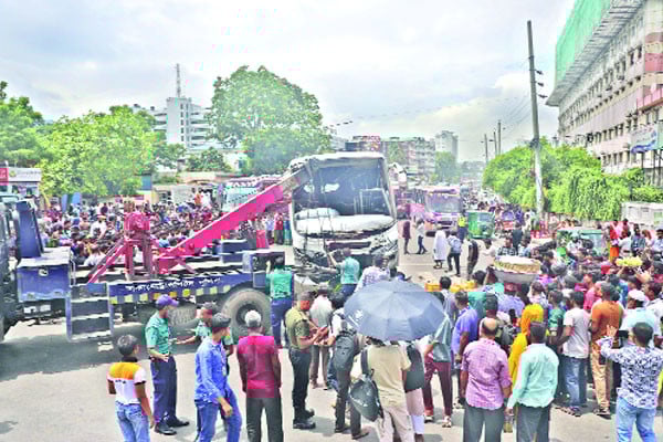ডিভাইডারে বাস নিহত দিনমজুর আহত শিক্ষার্থী