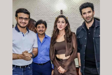 সৌরভের বাড়িতে নৈশভোজে সারা-আদিত্য
