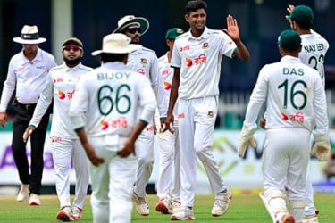 ৪ উইকেটের সেশন আশা দেখাচ্ছে বাংলাদেশকে