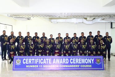 বিমান বাহিনীর ১১তম স্কোয়াড্রন কমান্ডার্স কোর্সের সনদপত্র বিতরণ