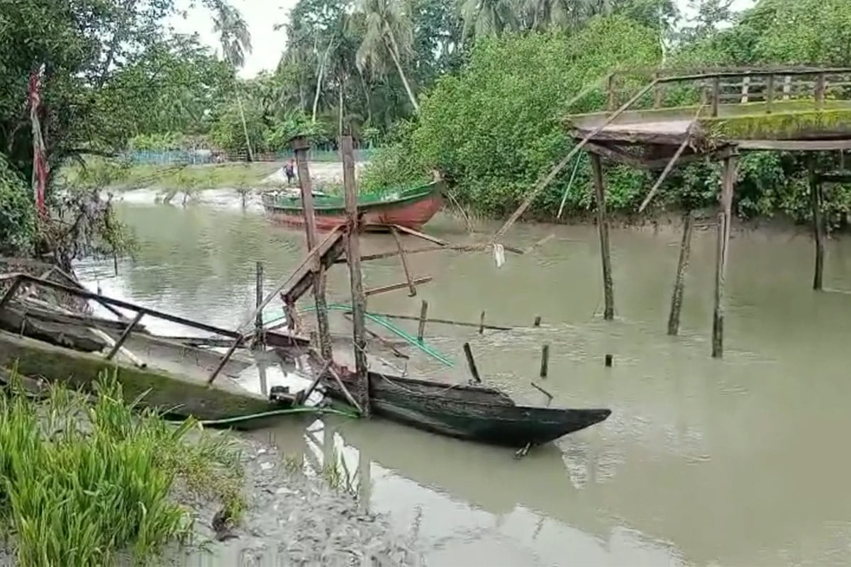 বাগেরহাটে ট্রলারের ধাক্কায় পুল ভেঙ্গে সবজি ব্যবসায়ীর মৃত্যু