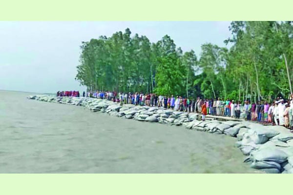 বাড়ছে পানি ভাঙছে তীর