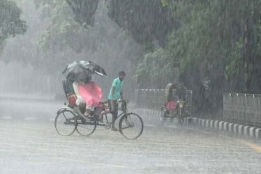 দুপুরের মধ্যে সাত জেলায় ভারি বর্ষণের আভাস