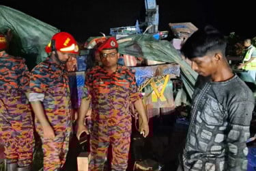 ঢাকা-মাওয়া এক্সপ্রেসওয়েতে বাস-ট্রাক সংঘর্ষে নিহত ৪
