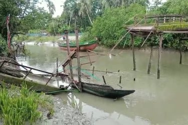 বাগেরহাটে ট্রলারের ধাক্কায় পুল ভেঙ্গে সবজি ব্যবসায়ীর মৃত্যু