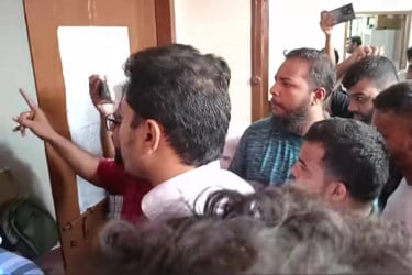 জাবিতে তোপের মুখে সিনেট সভা ত্যাগ আওয়ামীপন্থিদের