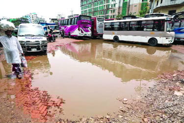 সংস্কারের অভাবে অচল বহদ্দারহাট বাস টার্মিনাল