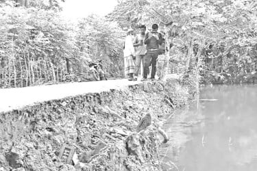 নির্মাণের দুই মাসেই ভাঙন সড়কে, উঠে যাচ্ছে কার্পেটিং