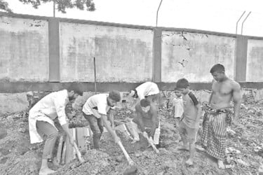 বেওয়ারিশ লাশ দাফনে ‘বাতিঘর’