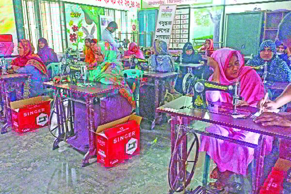 বসুন্ধরার সহায়তা পেলেন তিস্তা পাড়ের ১৬ নারী