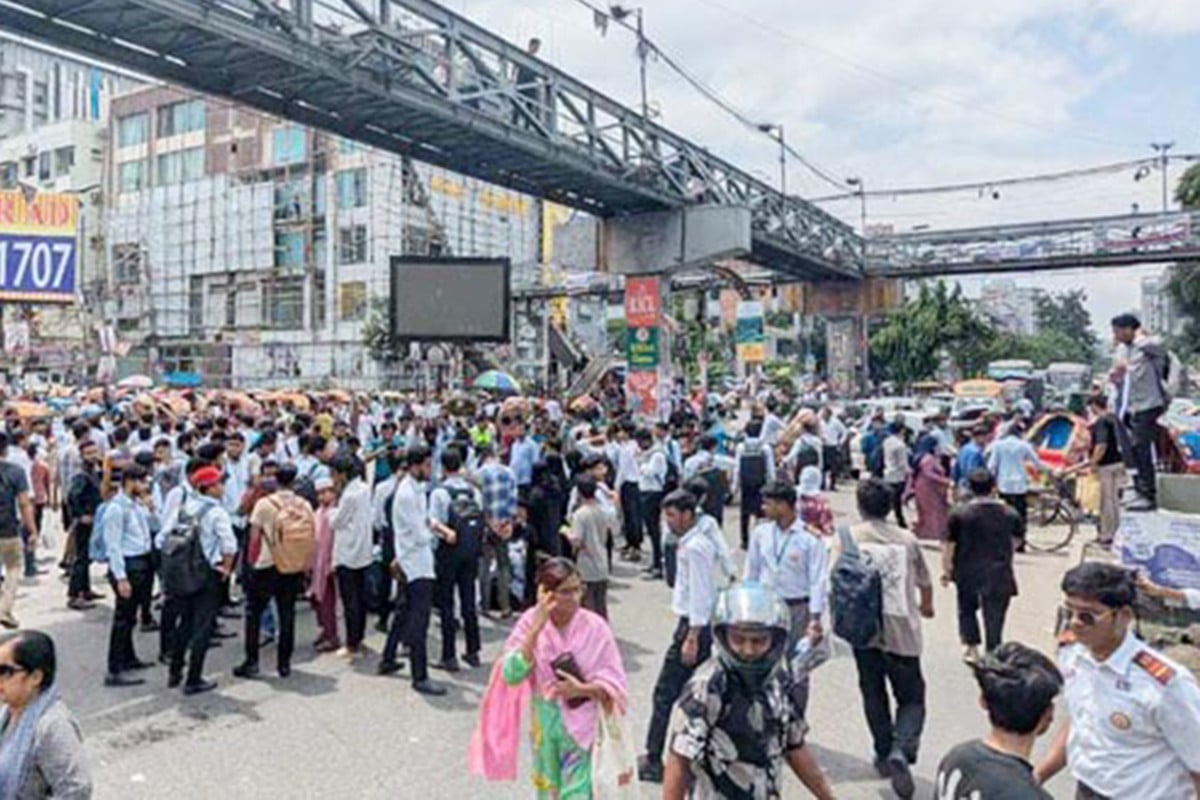 সায়েন্সল্যাব মোড় অবরোধ আইডিয়ালের শিক্ষার্থীদের