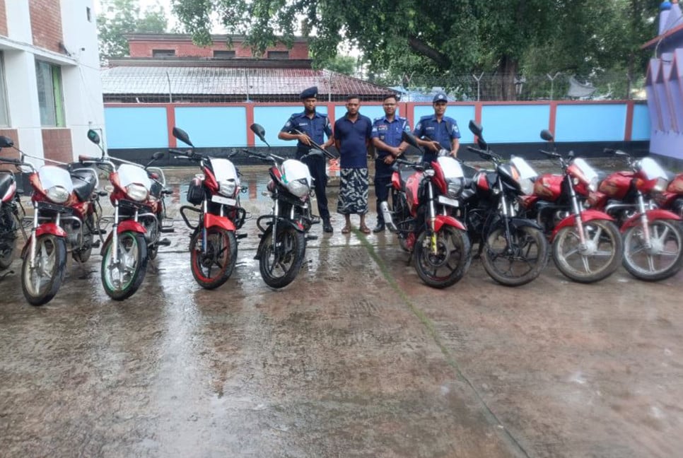 চাঁপাইনবাবগঞ্জে ১০ চোরাই মোটরসাইকেল উদ্ধার, চোর আটক