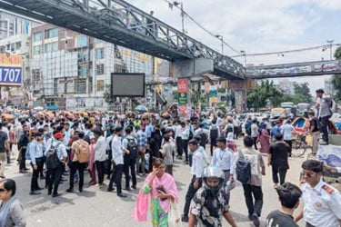 সায়েন্সল্যাব মোড় অবরোধ আইডিয়ালের শিক্ষার্থীদের