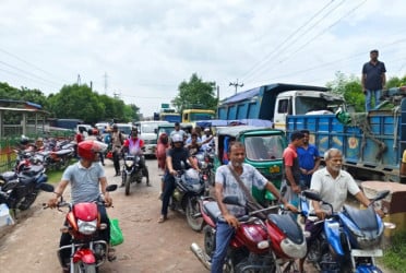 কুষ্টিয়ায় সেতুর টোল আদায় বন্ধে মহাসড়ক অবরোধ, যানজট-ভোগান্তি