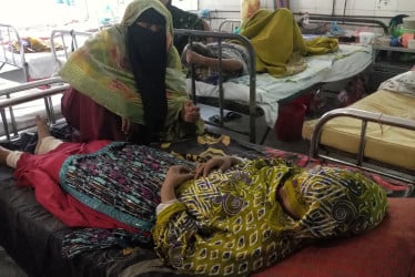 রাস্তার পাশ থেকে পলিথিনে মোড়ানো নারীকে জীবিত উদ্ধার