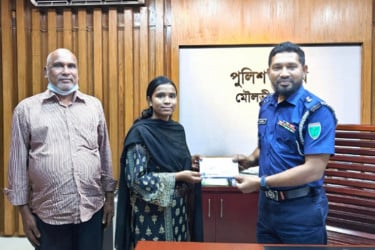 চা-বাগানে বেড়ে ওঠা ইতির হাতে সম্মাননা তুলে দিলেন এসপি