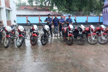 চাঁপাইনবাবগঞ্জে ১০ চোরাই মোটরসাইকেল উদ্ধার, চোর আটক
