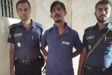 মুন্সীগঞ্জে এইচএসসি পরীক্ষা কেন্দ্রের সামনে গুলিবর্ষণ, যুবক আটক