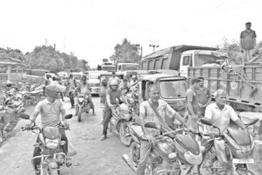 দুই ঘণ্টা মহাসড়ক অবরোধ তীব্র যানজট ভোগান্তি