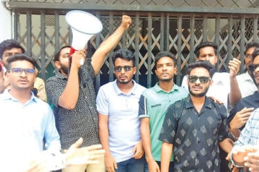 ব্লকেড ও আমরণ কর্মসূচির হুঁশিয়ারি বিএম শিক্ষার্থীদের