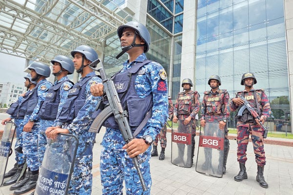 কঠোর অবস্থানে আইনশৃঙ্খলা রক্ষাকারী বাহিনী