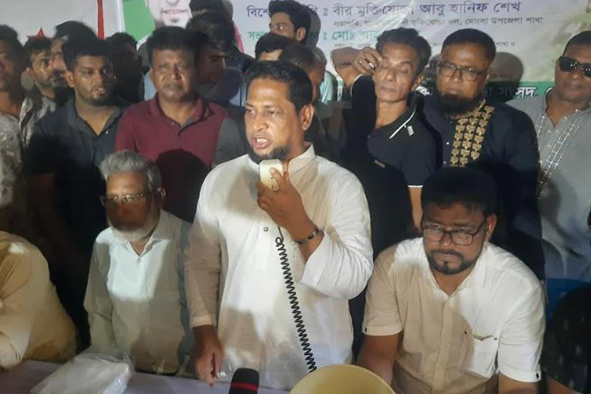 মোংলায় শিক্ষার্থীদের মাঝে ক্রীড়া সামগ্রী বিতরণ