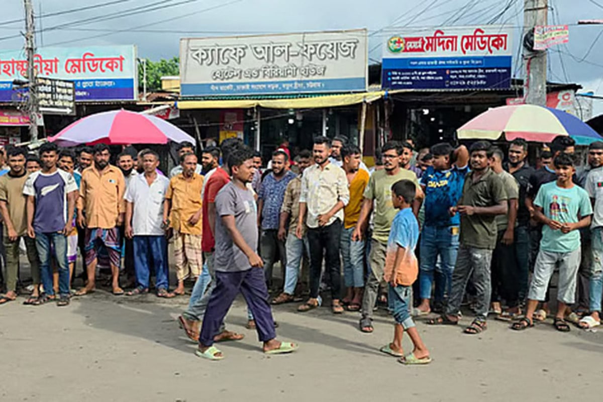 চাঁদা আদায় বন্ধের দাবিতে শ্রমিকদের বিক্ষোভ
