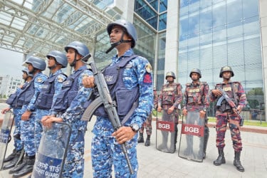 কঠোর অবস্থানে আইনশৃঙ্খলা রক্ষাকারী বাহিনী