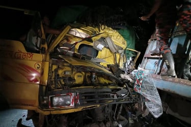 বরিশালে দুই ট্রাকের সংঘর্ষে পথচারীসহ দুইজন নিহত