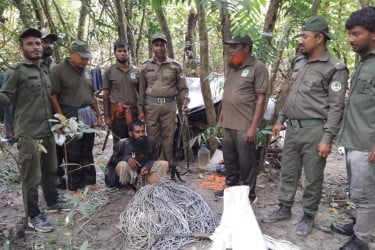 সুন্দরবনে ৩০০ ফাঁদসহ হরিণ শিকারি দলের উপ-প্রধান আটক