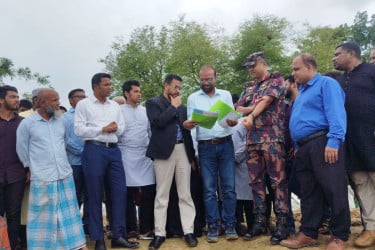 বল্লামুখা বাঁধ পরিদর্শনে সচিব, অনিয়মের অভিযোগ স্থানীয়দের