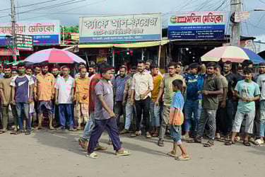 চাঁদা আদায় বন্ধের দাবিতে শ্রমিকদের বিক্ষোভ