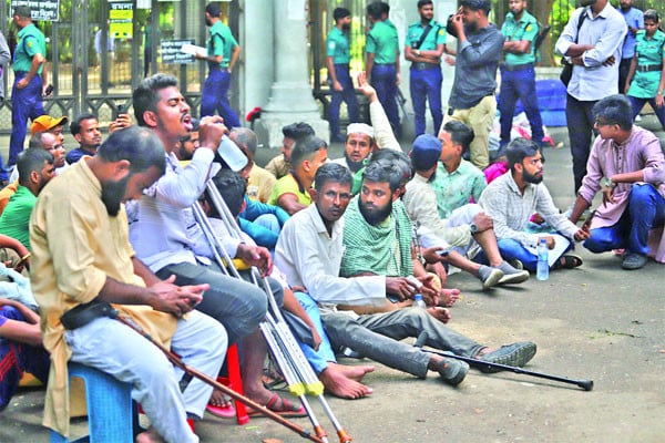 জুলাই ঘোষণাপত্রের দাবিতে যমুনার সামনে অবস্থান কর্মসূচি