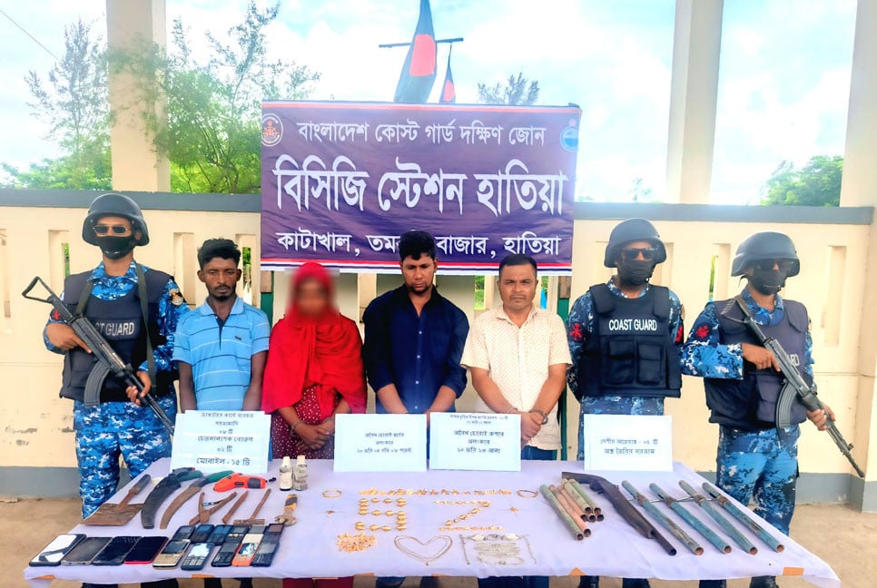 হাতিয়ায় যৌথবাহিনীর অভিযানে নারীসহ আটক ৪, আগ্নেয়াস্ত্র-স্বর্ণ উদ্ধার