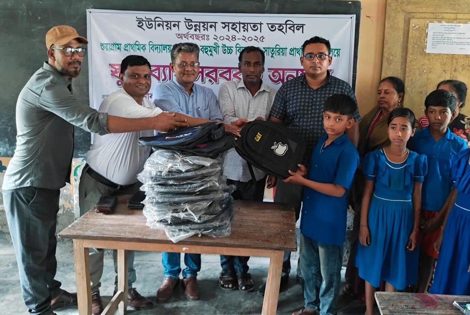 কোটালীপাড়ায় স্কুল ব্যাগ ও টিফিন বক্স বিতরণ