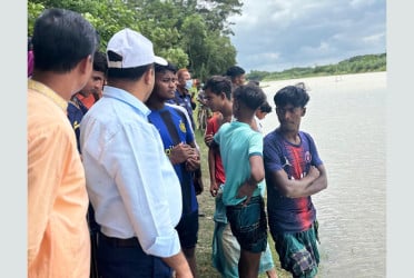 ব্রহ্মপুত্র নদে নৌকা ডুবে তিন শিক্ষার্থী নিখোঁজ