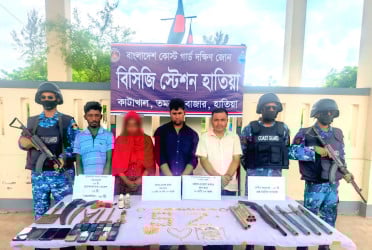 হাতিয়ায় যৌথবাহিনীর অভিযানে নারীসহ আটক ৪, আগ্নেয়াস্ত্র-স্বর্ণ উদ্ধার