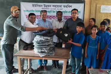 কোটালীপাড়ায় স্কুল ব্যাগ ও টিফিন বক্স বিতরণ