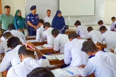 বগুড়ায় এইচএসসি পরীক্ষা কেন্দ্র পরিদর্শনে জেলা প্রশাসক