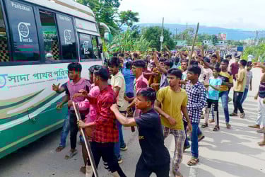 সিলেটে পাথর শ্রমিকদের বিক্ষোভে গাড়ি ভাঙচুর