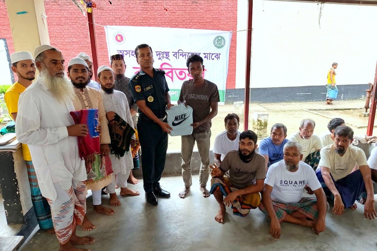ঠাকুরগাঁও কারাগারে বন্দিদের উপহার দিলেন জেলার