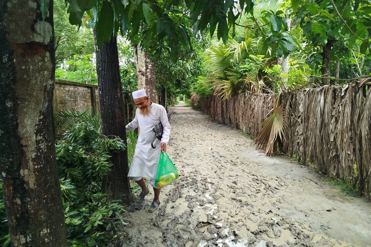 বরিশালে কাচা রাস্তায়  জনভোগান্তি