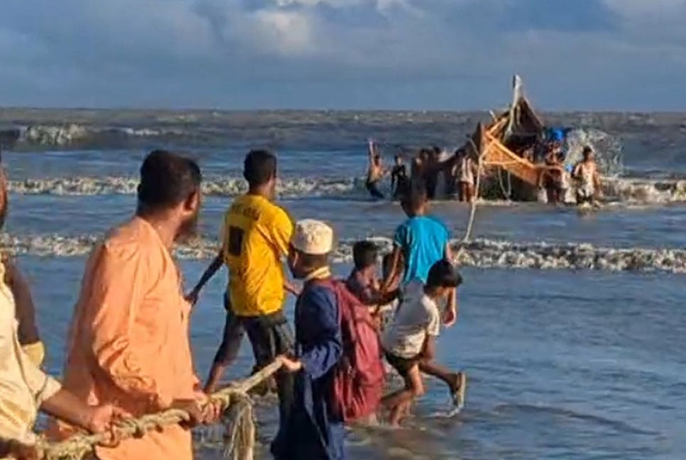 কুয়াকাটায় ট্রলার ডুবি, ৩ ঘণ্টা পর উদ্ধার