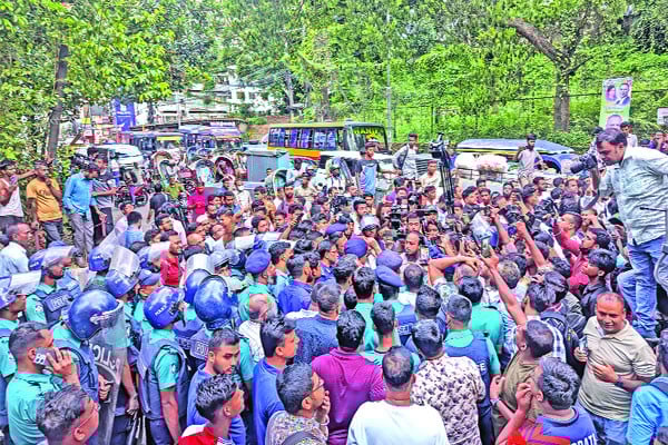 ছাত্র-পুলিশ সংঘর্ষে উত্তপ্ত চট্টগ্রাম