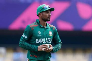 মাইলফলকের সামনে শান্ত