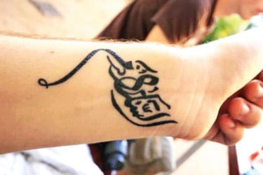 শরীরে ‘ইসলামিক’ ট্যাটু করা কি জায়েজ
