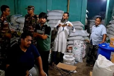 গোবিন্দগঞ্জে ৪৩৪ বস্তা সার ও ৬৯০০ বস্তা বীজ ধান জব্দ